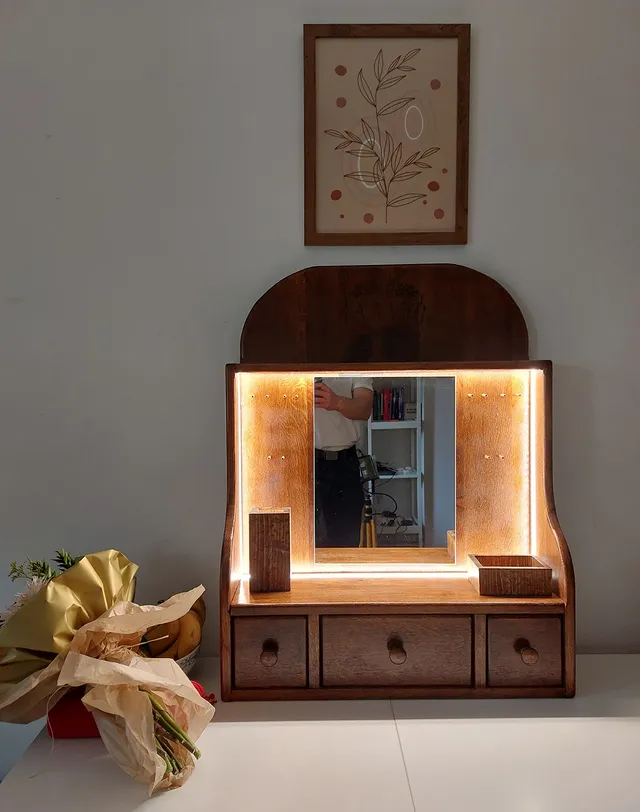 Stol za šminkanje napravljen po mjeri